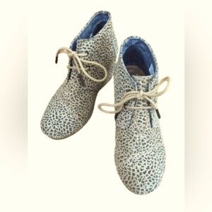 Tom’s Desert Wedge Cheetah lace up suede ankle boots w 4” wedge heels SZ 6.5